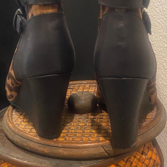 Jaclyn Smith, wedge, leopard texture tile just come above the ankles - Picture 11 of 16